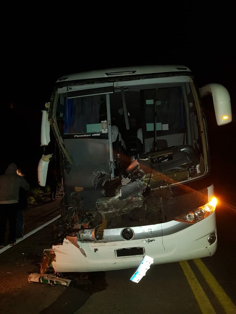 Acidente entre ônibus x caminhão deixa uma pessoa ferida na Rio-Santos em Ubatuba 1 onibus x caminhão