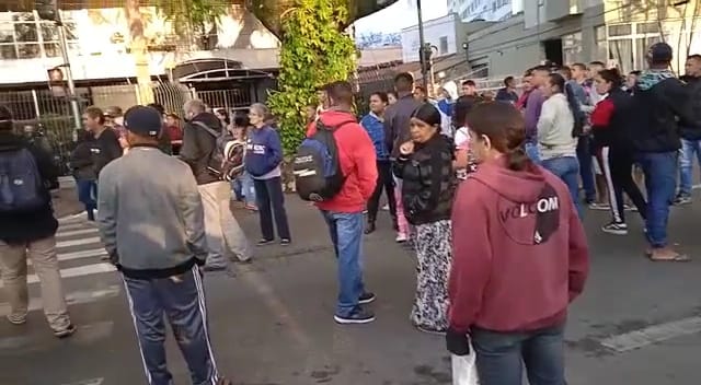 Moradores do Banhado fazem protesto e interditam via em São José dos Campos