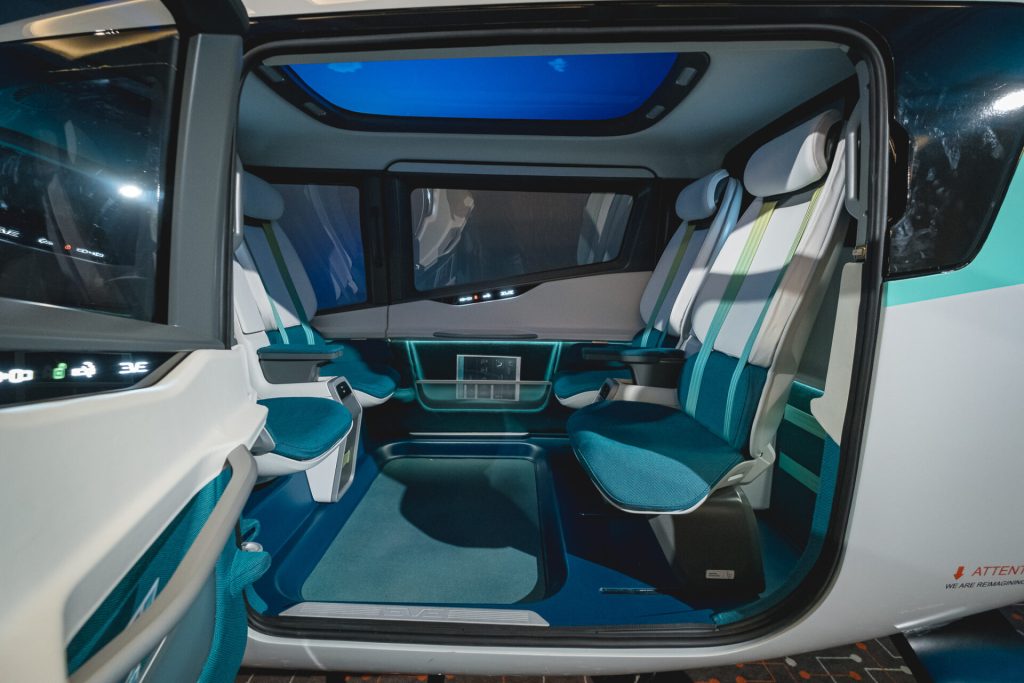 Eve Embraer revela cabine do carro voador