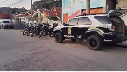 13 pessoas