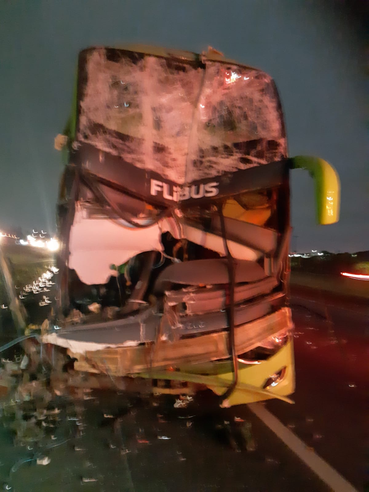 Acidente em Taubaté entre ônibus e caminhão deixa cinco feridos na Via Dutra