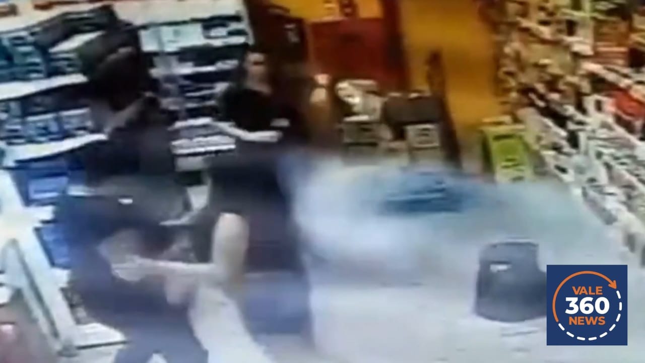 Celular explode no bolso de mulher