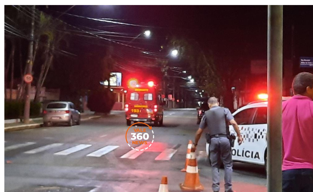 Motorista perde controle de carro, bate em veículo parado e capota em rua de Taubaté 3 Motorista perde controle de carro