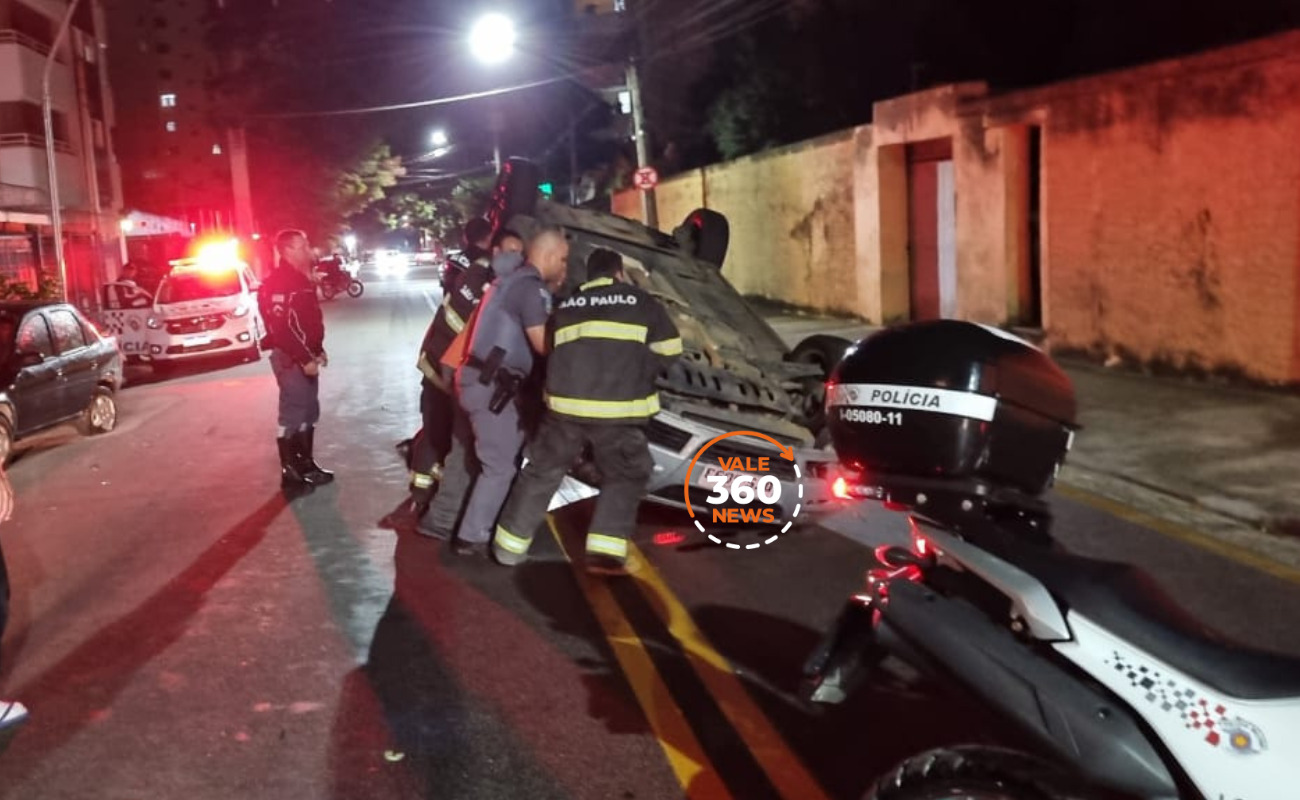 Motorista perde controle de carro, bate em veículo parado e capota em rua de Taubaté 1 Motorista perde controle de carro