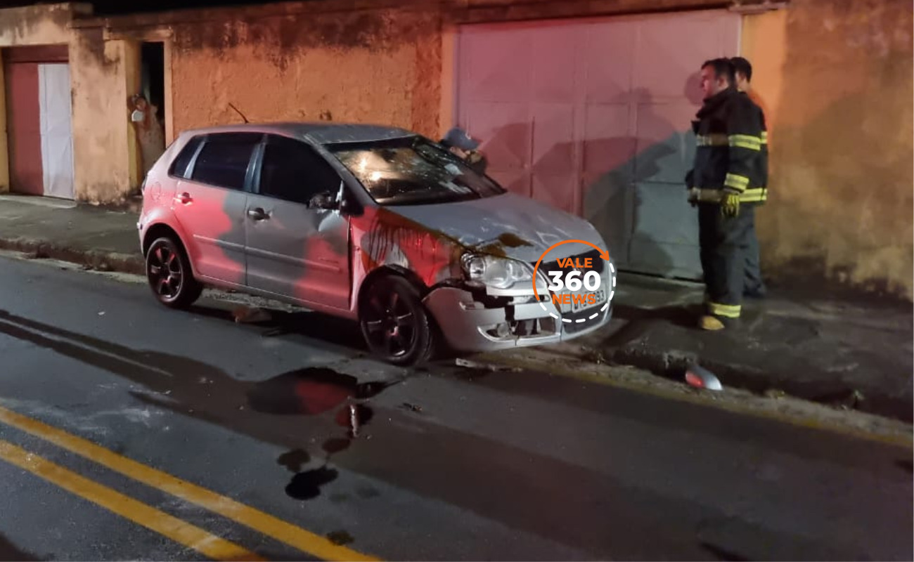 Motorista perde controle de carro, bate em veículo parado e capota em rua de Taubaté 2 Motorista perde controle de carro