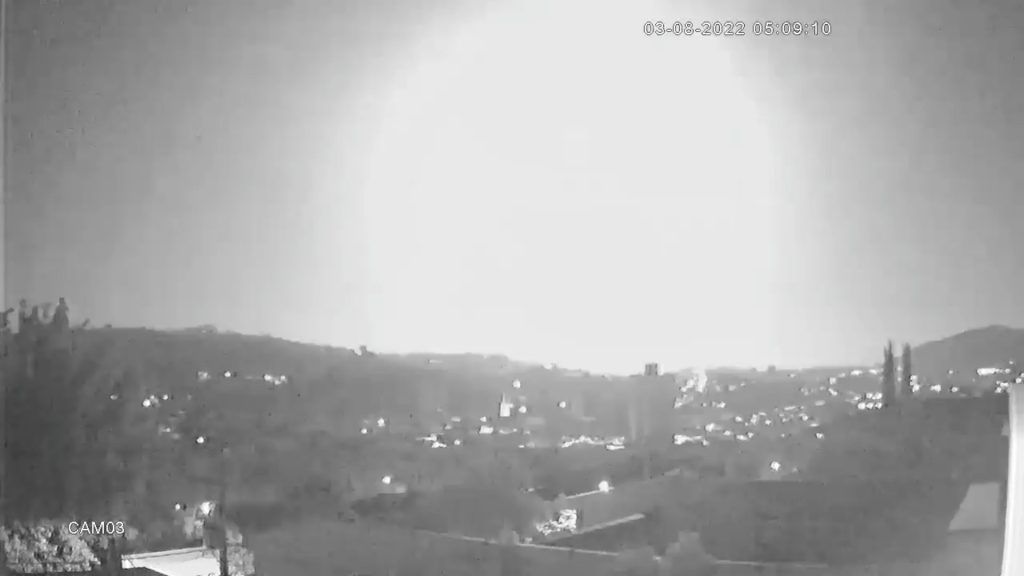 Clarão no céu visto por moradores do Vale do Paraíba é explosão meteoro, diz especialista do INPE 1 explosao-de-meteoro