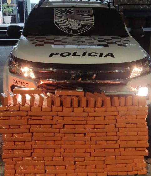 PM apreende 193 kg de drogas em Caraguatatuba. Ninguém foi preso 1 PM apreende 193 kg de drogas em Caraguatatuba