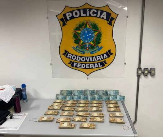 PRF apreende R$ 275 mil em dinheiro em carro na Via Dutra no Vale do Paraíba