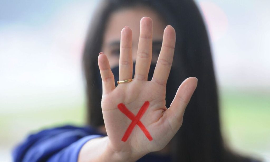 mulher é agredida