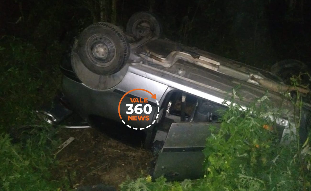 Carro cai em ribanceira em São José dos Campos