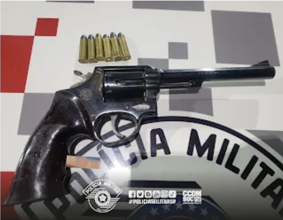 Homem capota carro e é preso com arma ilegal em Taubaté