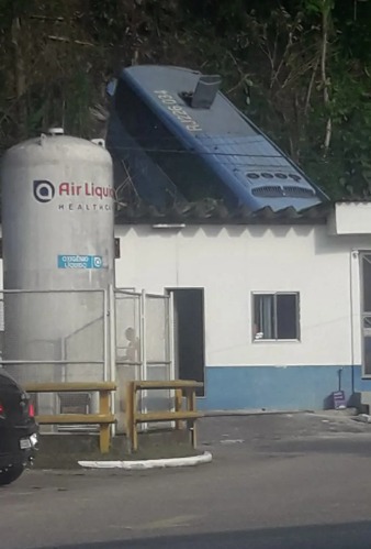 Ônibus que saiu de São Sebastião cai em Ribanceira, invade hospital e deixa 31 feridos em Angra dos Reis
