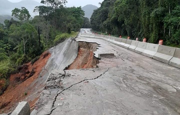 Chuva volta a abrir cratera na Rio-Santos em Ubatuba