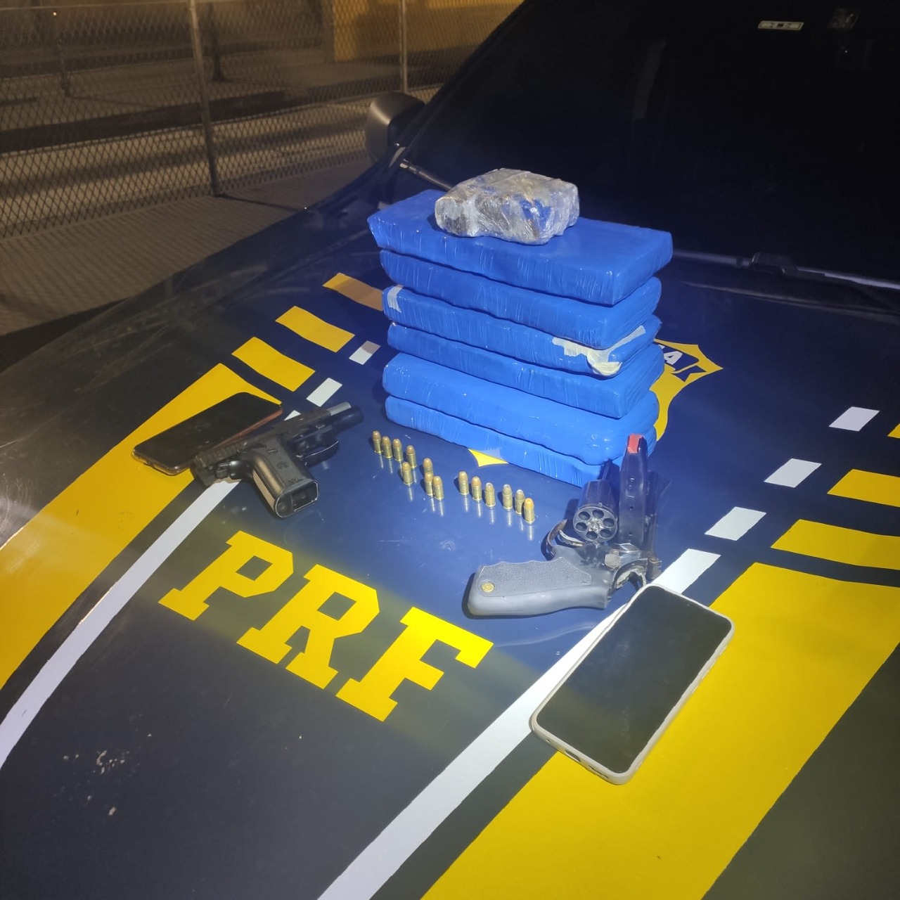 PRF faz apreensão de drogas e armas em trechos da Via Dutra entre Jacareí e SJC