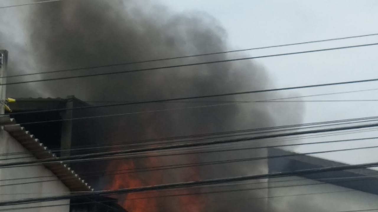 Casa pega fogo em Taubaté e morador precisa ser socorrido pelo resgate