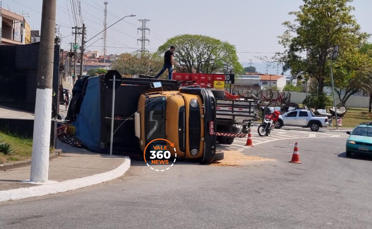 Caminhão tomba em Caçapava