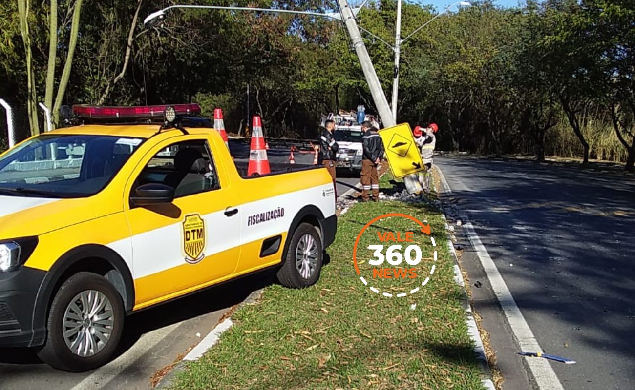 Motorista bate em poste