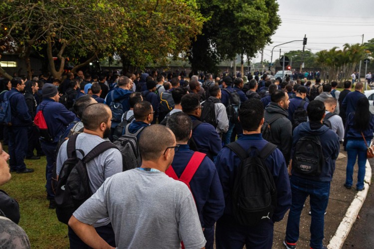 Funcionários da Embraer aprovam estado de greve em São José dos Campos