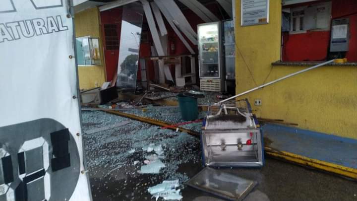 Bandidos rendem, roubam frentista e explodem cofre de posto de combustíveis em Lorena