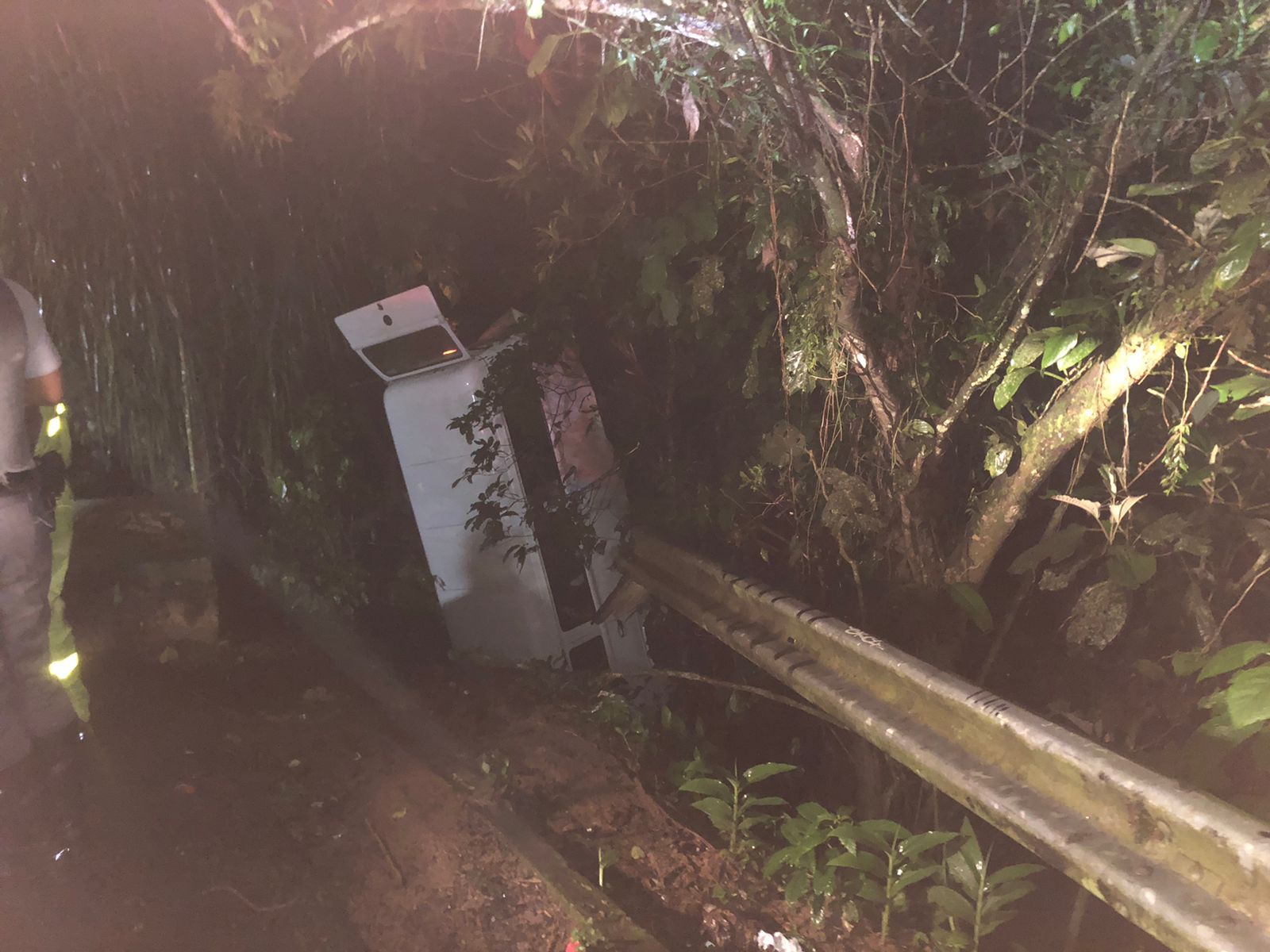 Kombi perde controle na serra da Oswaldo Cruz