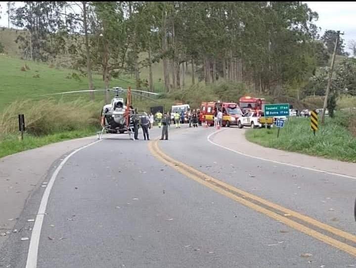 Colisão frontal deixa feridos e interdita rodovia Oswaldo Cruz em Taubaté