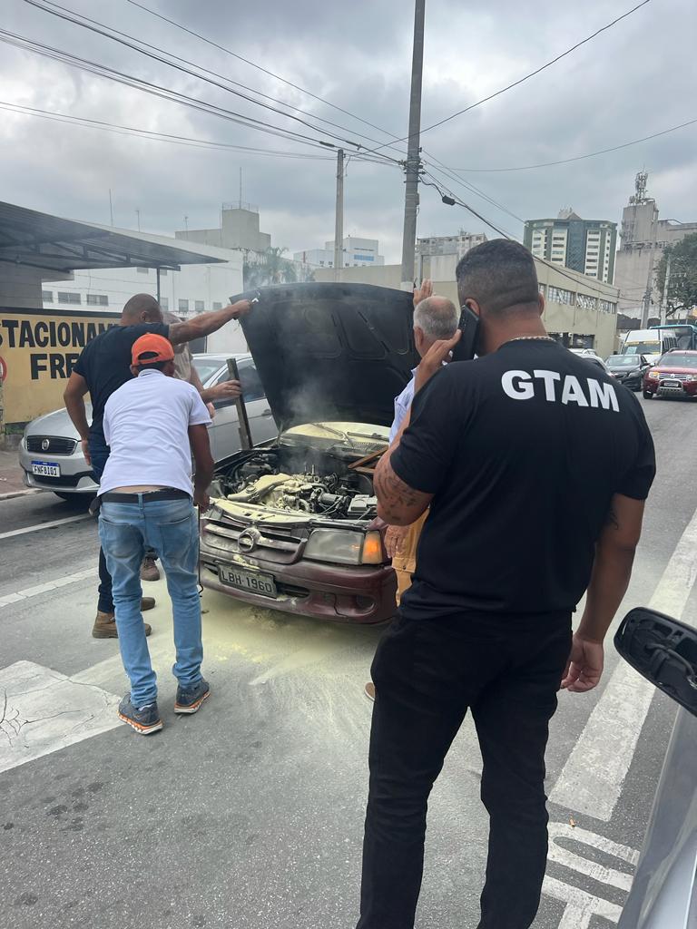 GCM e Polícia Civil socorrem mulher de carro pegando fogo em São José dos Campos