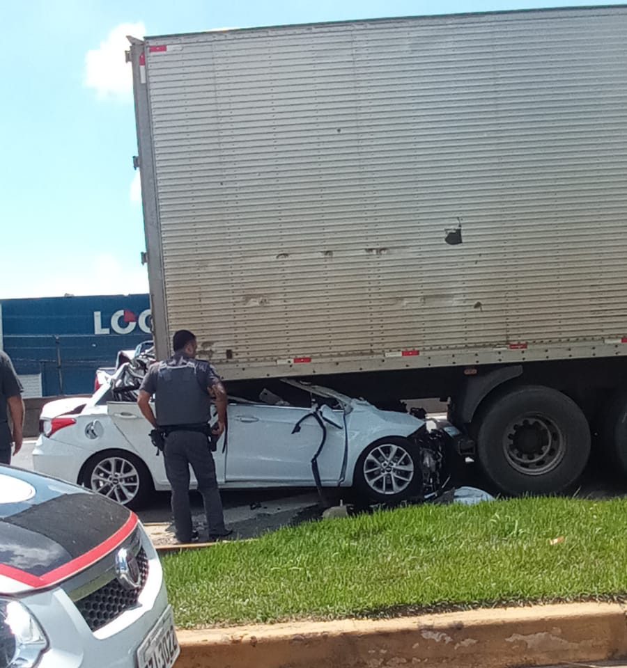 Homem morre em colisão violenta de carro contra traseira de carreta na Via Dutra em Taubaté