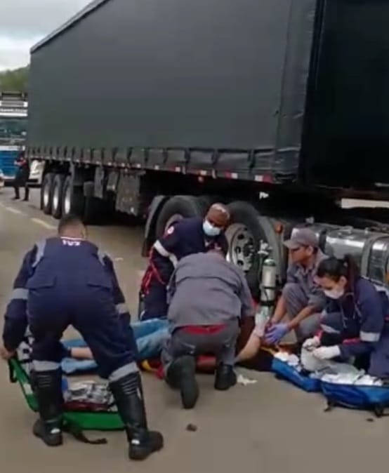 Motociclista morre em rodovia de Jacareí em acidente com carreta