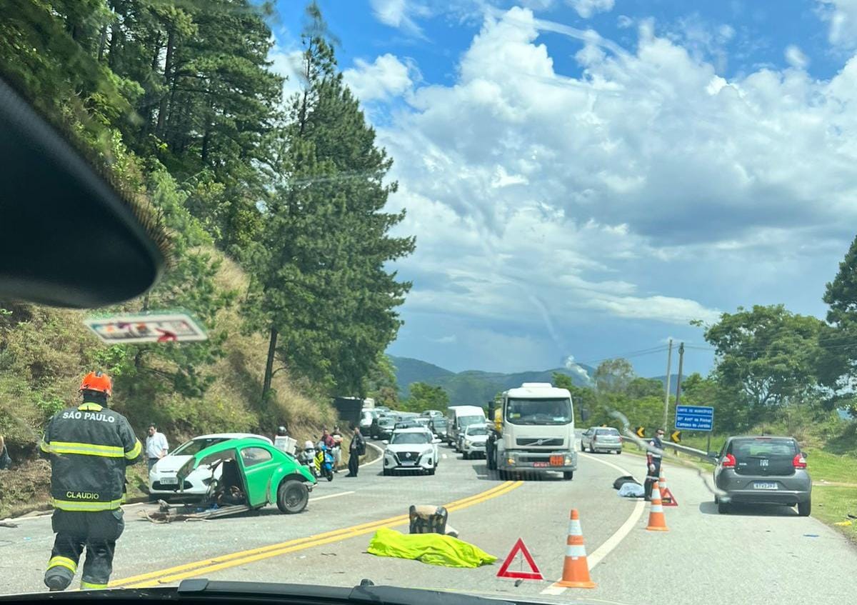 Fusca se parte ao meio e deixa vítimas fatais na estrada de Campos do Jordão