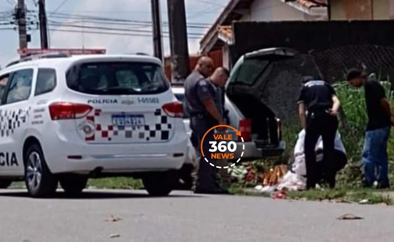 Perícia vai à casa de mãe que abortou recém-nascido e o colocou em sacola plástica em Taubaté. Veja o vídeo da mãe deixando a sacola em terreno baldio