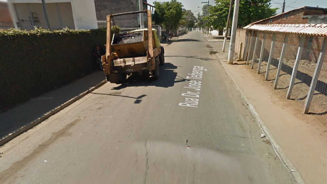 Homem expia enteada pela fechadura da porta, é flagrado pela companheira e tenta matá-la em Pindamonhangaba