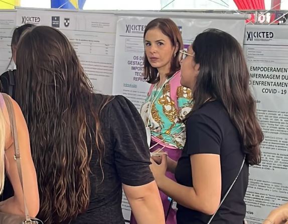Suzane von Richthofen apresenta trabalho sobre maternidade tardia em evento de universidade em Taubaté