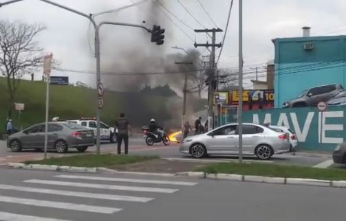 VÍDEO: Fugitivo atropela casal em motocicleta e é preso em Taubaté