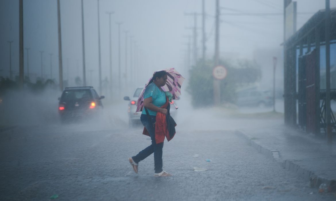 Tempo muda ao longo da semana e dias serão com chuva volumosa no Vale do Paraíba e Litoral Norte