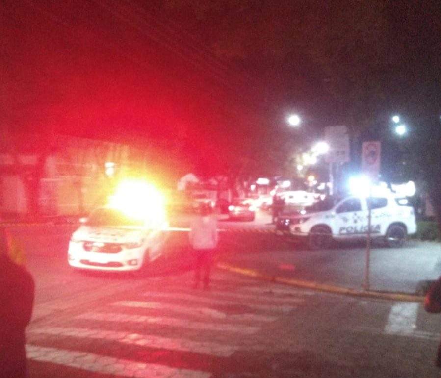 Assaltantes trocam tiros com a PM em Jacareí, um morre e um menor é apreendido