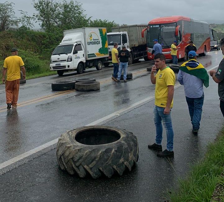 Manifestantes interditam estrada de Campos do Jordão para veículos pesados