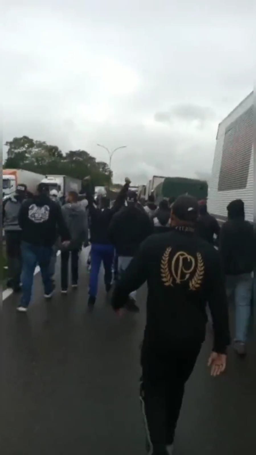 Gaviões da Fiel vão para cima de caminhoneiros e desbloqueiam trechos da Via Dutra em Jacareí e SJC