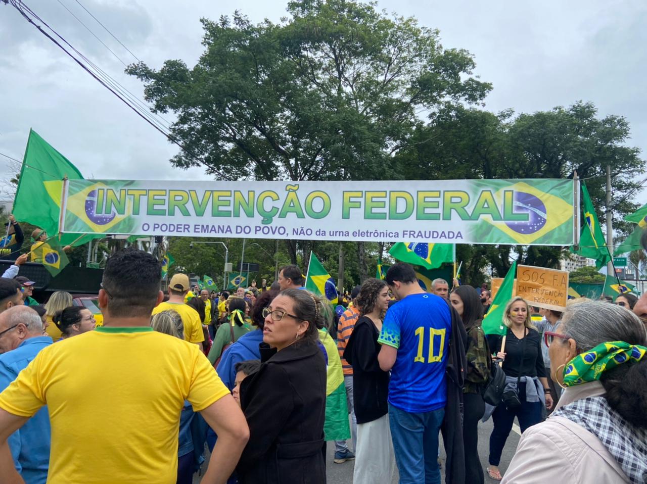 Milhares de manifestantes se reúnem em frente ao DCTA, Cavex e quartéis em cidades do Vale do Paraíba