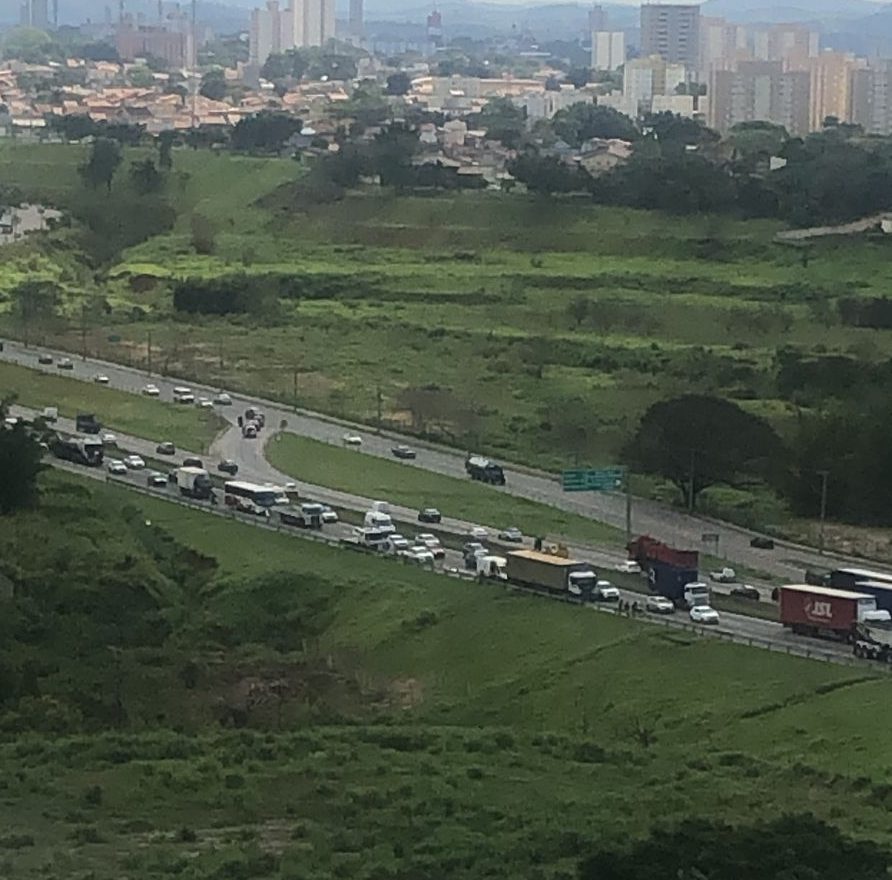 Mulher morre atropelada por carreta na Via Dutra em São José dos Campos