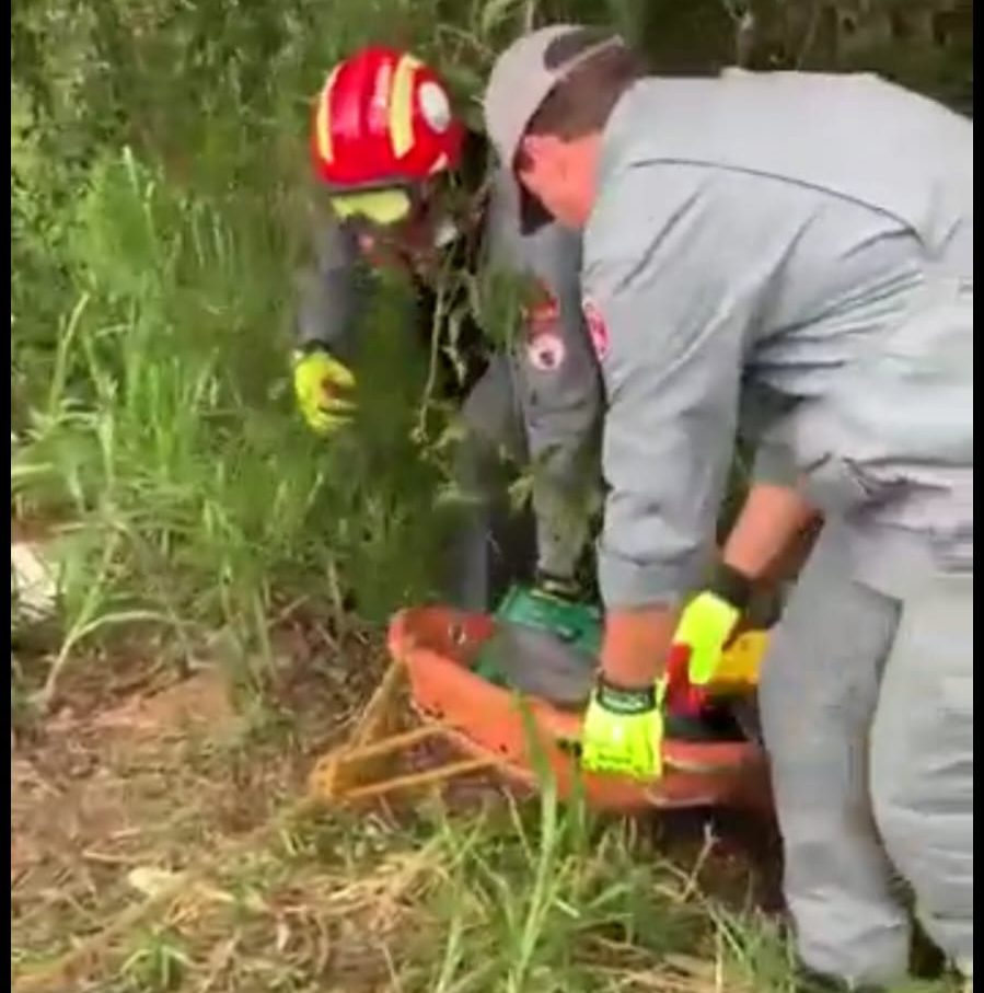 Mulher cai em córrego de Taubaté e é resgatada pelo Corpo de Bombeiros