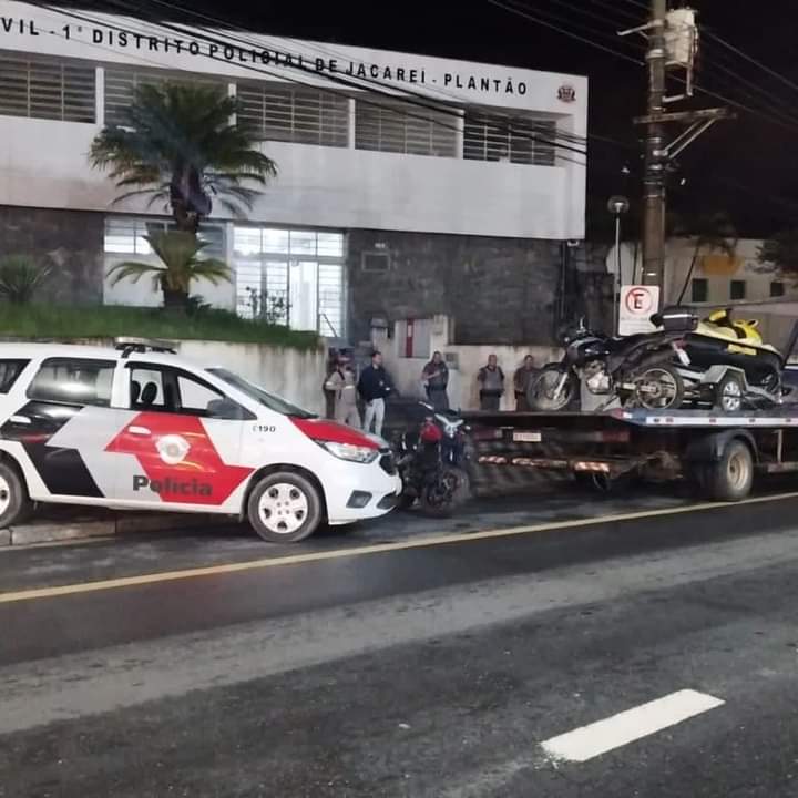 PM de Jacareí estoura galpão com jet ski e motos roubados