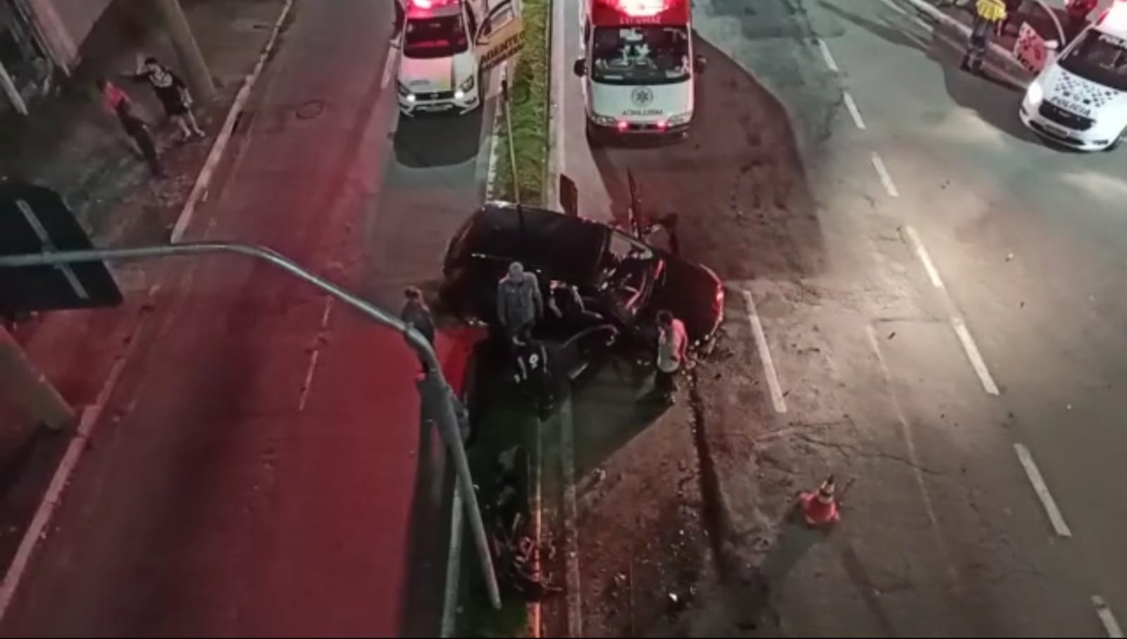 Carro cai de viaduto em São José dos Campos e duas pessoas ficam feridas