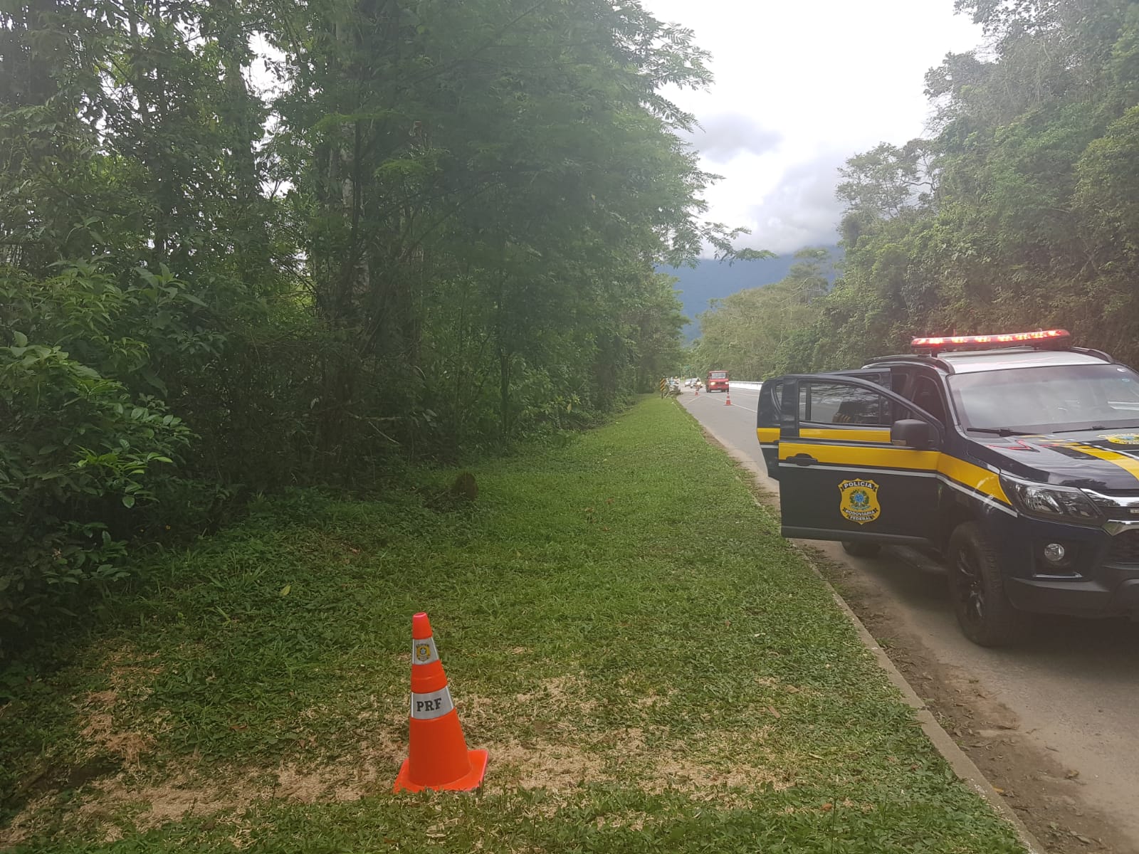 Três homens são baleados e um morre na tarde desta quinta-feira em Ubatuba