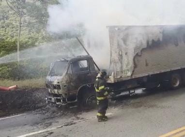 Caminhão com mercadorias de supermercado pela fogo na estrada de Campos do Jordão