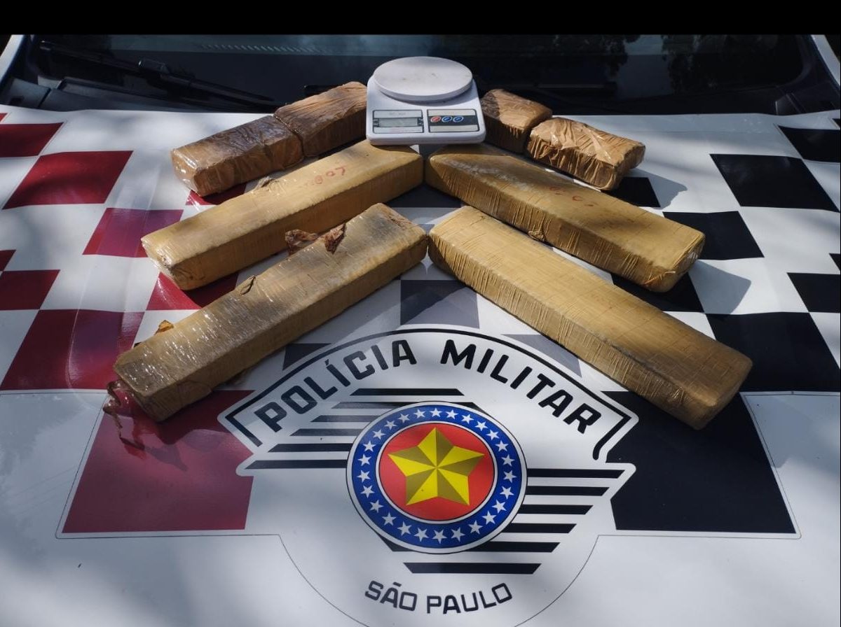 PM prende homem com tijolos de maconha em Taubaté