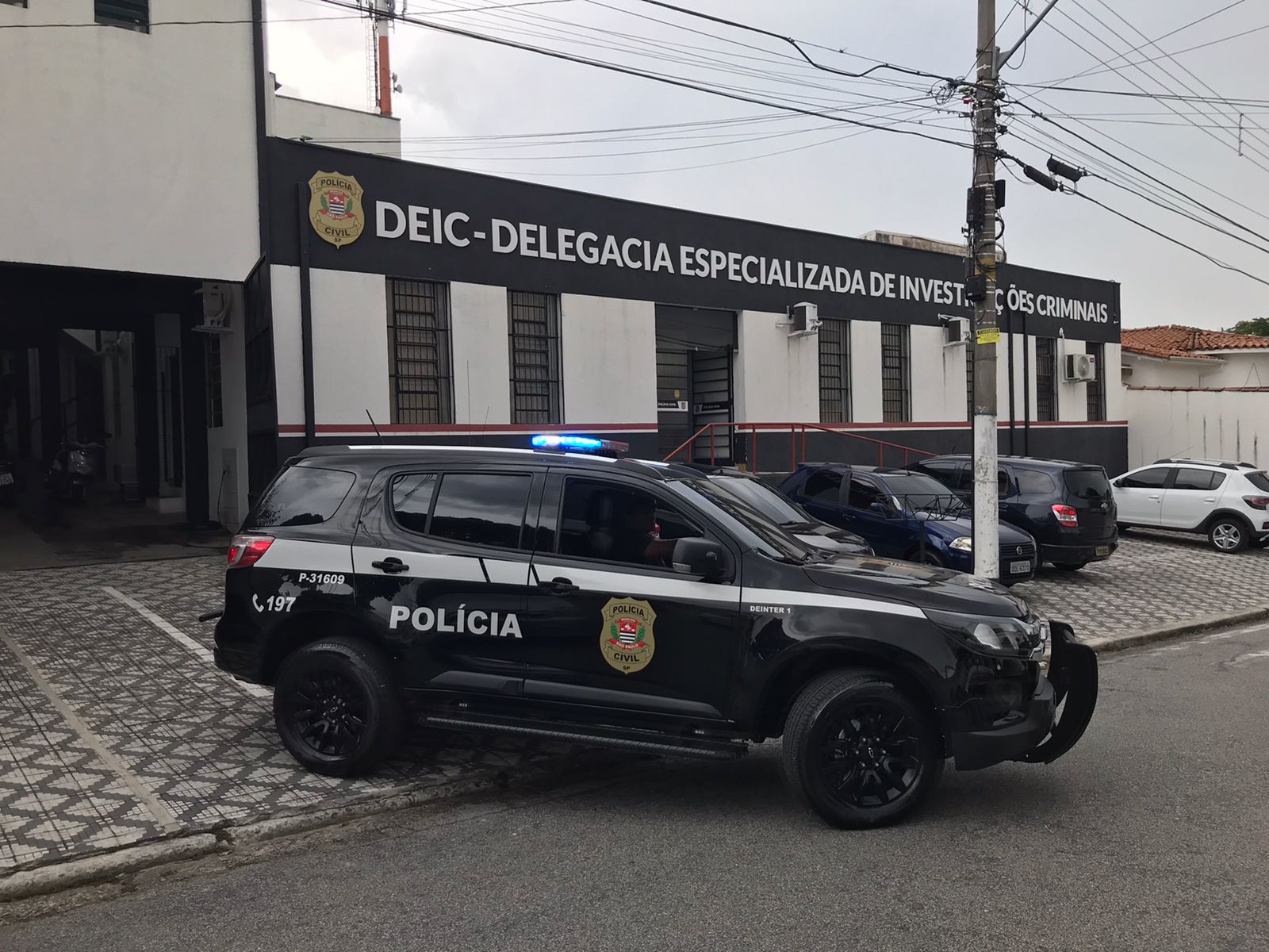 *Não perca a oportunidade de ficar bem-informado (a). Ganhe tempo e receba no seu Whatsapp as principais notícias do Vale do Paraíba. É simples, aperte o botão abaixo e entre no nosso grupo.   [maxbutton id="1" ] Acesse e siga nosso Instagram Leia mais Tentativa de duplo homicídio deixa dois homens feridos em adega de Jacareí