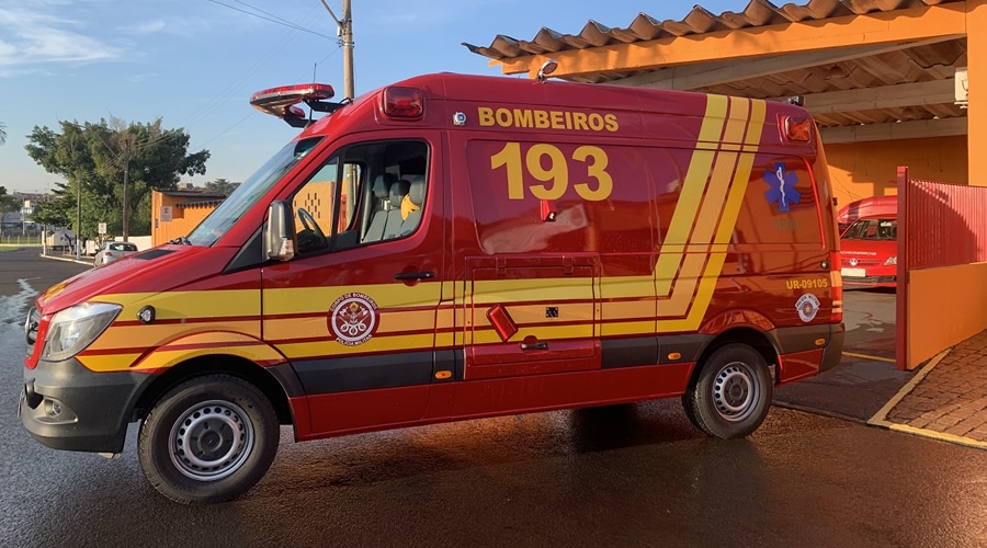 Carro se choca contra poste e deixa três pessoas feridas na Zona Sul de São José dos Campos