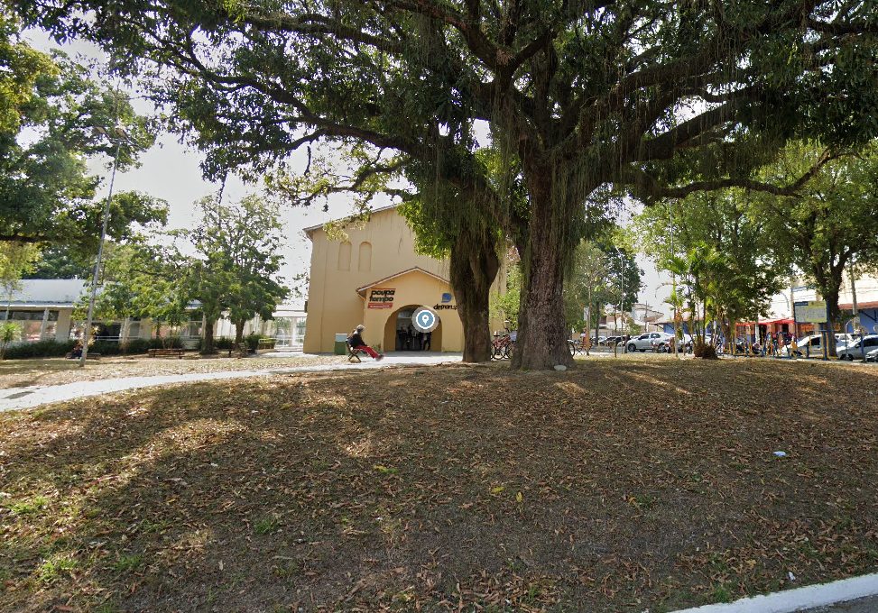 Morador de rua é preso ao tentar matar outro homem com golpes de pá e pauladas em Praça de Guaratinguetá