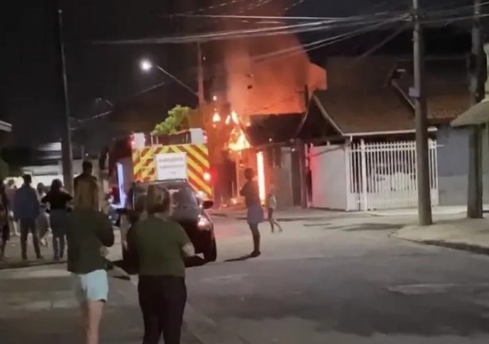 Carro pega fogo dentro de garagem em Taubaté