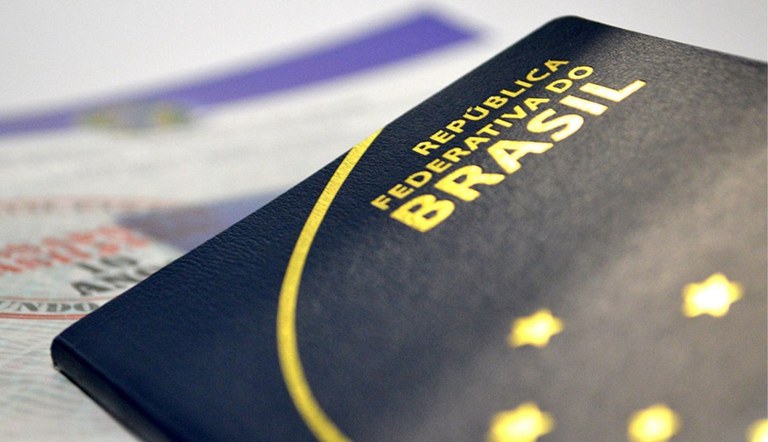 Com orçamento insuficiente, PF suspende emissão de passaporte